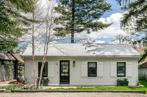 18 4th Ave, Rhinebeck, NY, 12572-2946 | Card Image