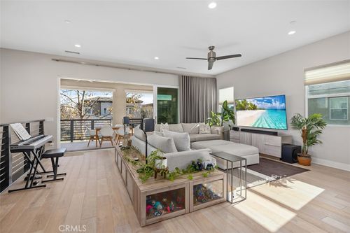 227 Follyhatch, Irvine, CA, 92618 | Card Image