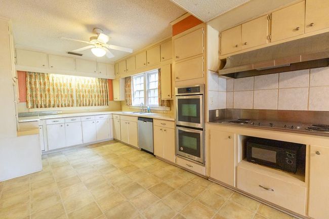 1001 W Walnut St, House other with 3 bedrooms, 3 bathrooms and 4 parking in Coleman TX | Image 17
