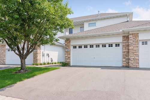 7525 5th St N, Oakdale, MN, 55128-5389 | Card Image