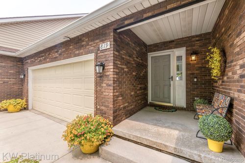 819 E Pointe, Port Huron, MI, 48060-4402 | Card Image