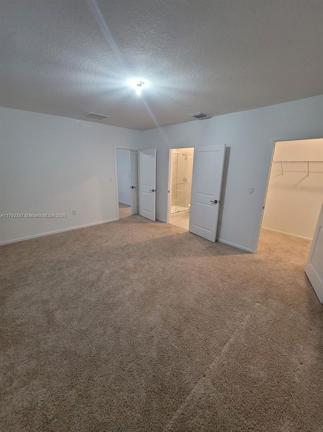 607 Ne 4 Th St, House other with 5 bedrooms, 3 bathrooms and null parking in Florida City FL | Image 4