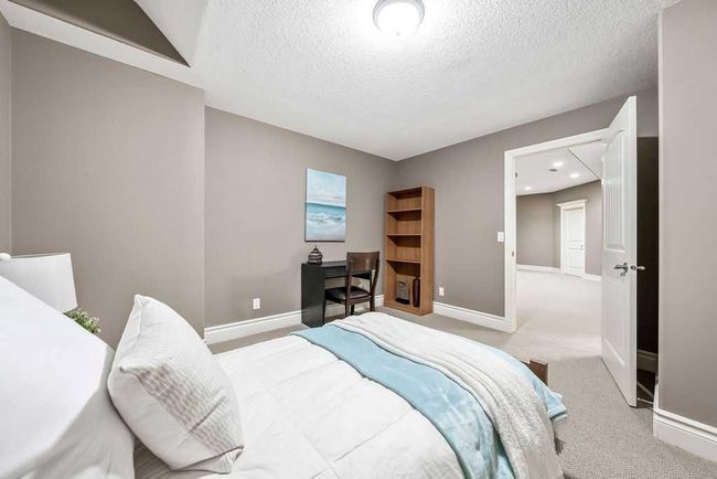 169 Signature Way Sw, House other with 5 bedrooms, 4 bathrooms and 4 parking in Calgary AB | Image 42