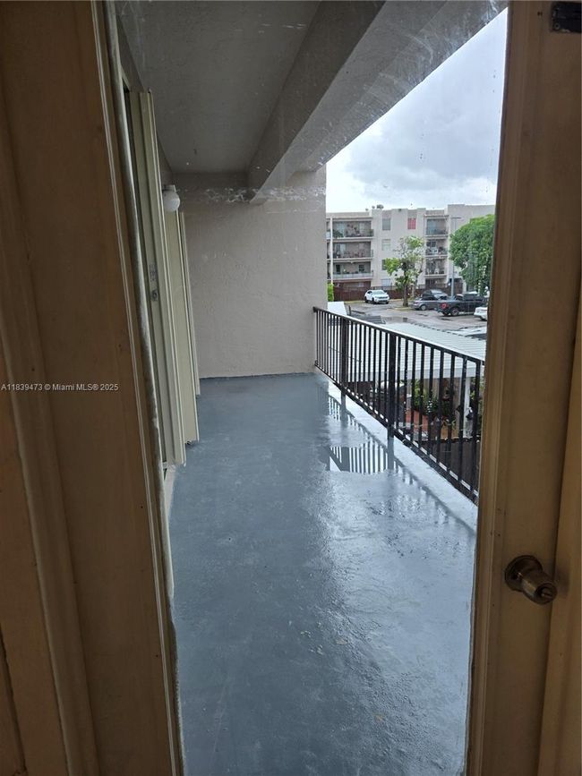 APT-206 - 5755 W 20 Th Ave, Condo with 2 bedrooms, 2 bathrooms and null parking in Hialeah FL | Image 5