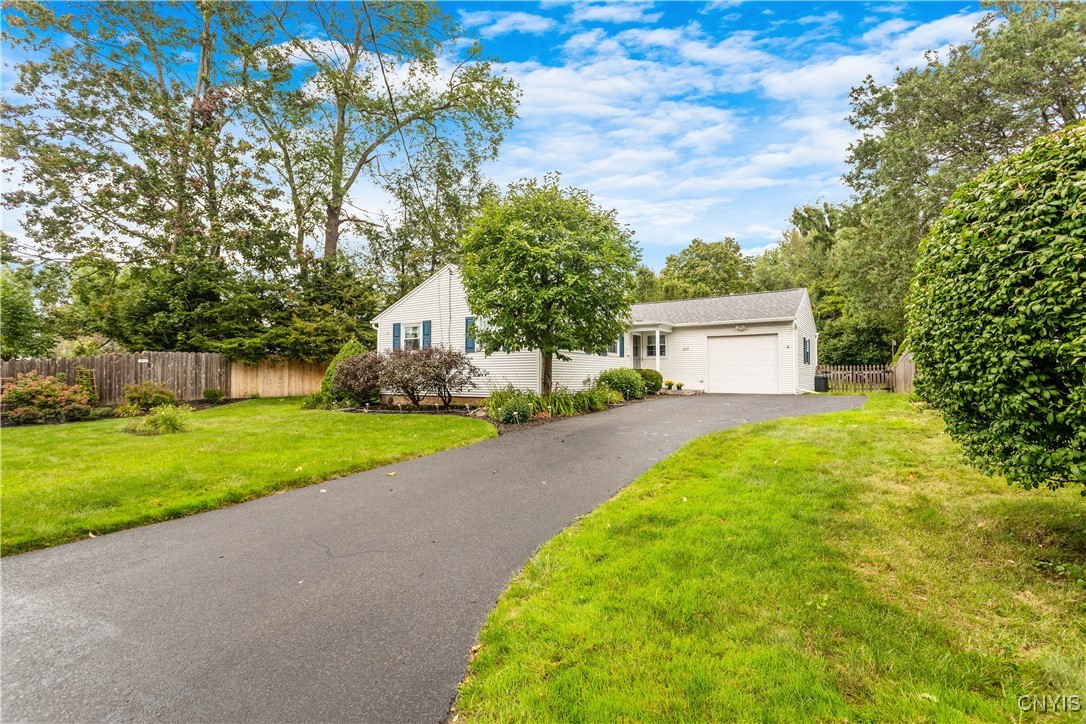 Iroquois Ln, Liverpool, NY 13088
