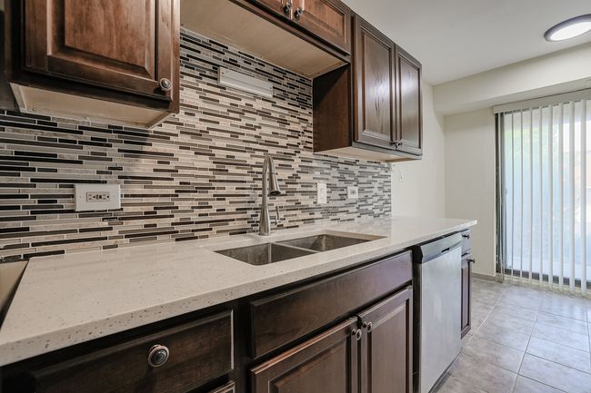 APT-102 - 3801 Appian Way, Home with 2 bedrooms, 2 bathrooms and null parking in Glenview IL | Image 6