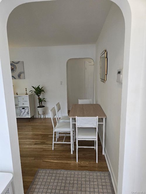 122e6-7019 261st St, Glen Oaks, NY, 11004-1013 | Card Image