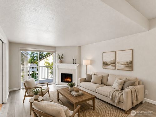 c204-9484 Redmond Woodinville Rd Ne, Redmond, WA, 98052-3662 | Card Image