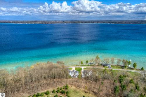 6885 E Shore Road, Traverse City, MI, 49686 | Card Image