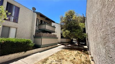 219 - International Avenue, Condo with 3 bedrooms, 2 bathrooms and 1 parking in Canoga Park CA | Image 2