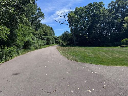 2570 Richards Dr, White Lake, MI, 48383-3256 | Card Image