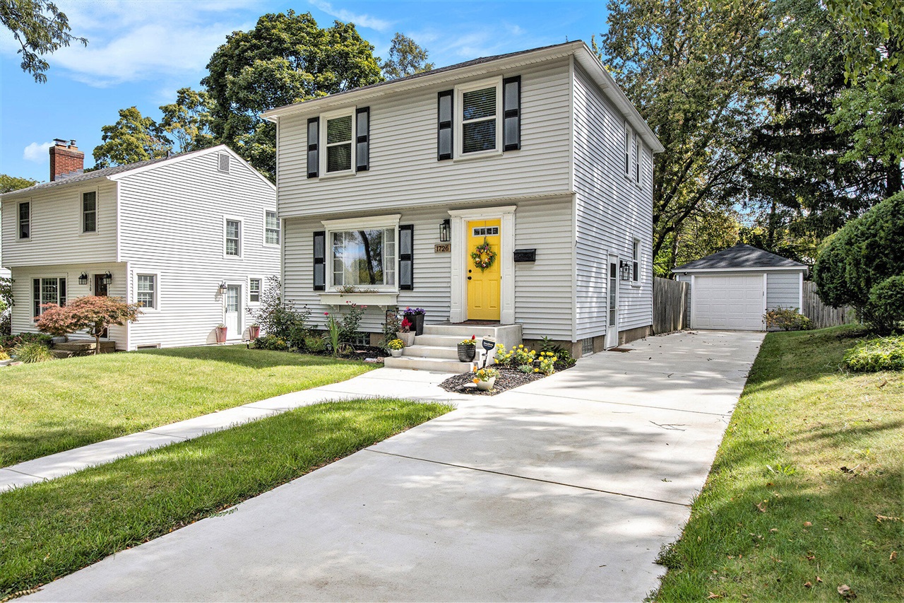 Cambridge Dr, Grand Rapids, MI 49506