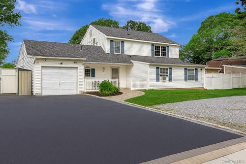 10 Matsunaye Dr, Medford, NY, 11763-4113 | Card Image