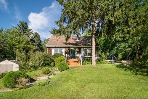 19 Washington Ave E, Hampton Bays, NY, 11946-1520 | Card Image