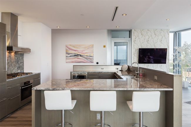 Kitchen has counter height bar. | Image 14