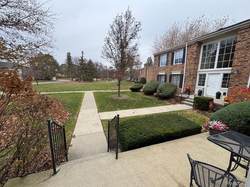 587 E Fox Hills Dr, Bloomfield Hills, MI, 48304-1303 | Card Image