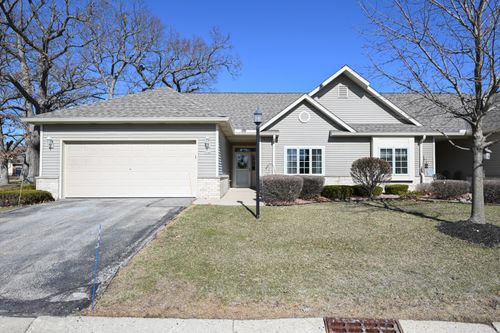 5347 S Butterfield Way, Greenfield, WI, 53221-3249 | Card Image