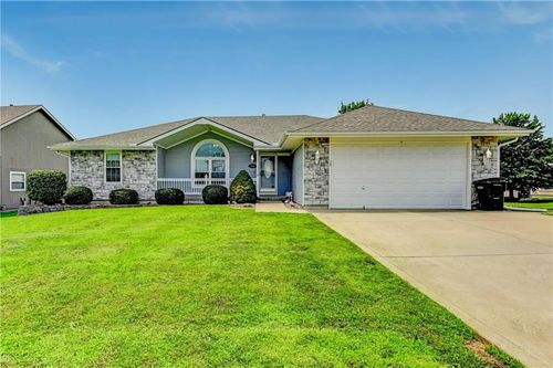2151 Shenandoah Dr, Leavenworth, KS, 66048-6533 | Card Image