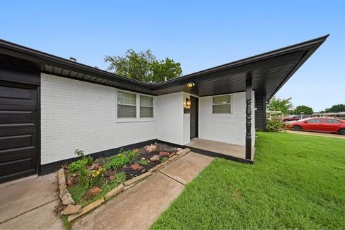 841 Nw 8th St, Moore, OK, 73160-1905 | Card Image