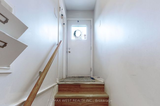 B - 39 Portland Cres, Home with 2 bedrooms, 3 bathrooms and 2 parking in Newmarket ON | Image 23