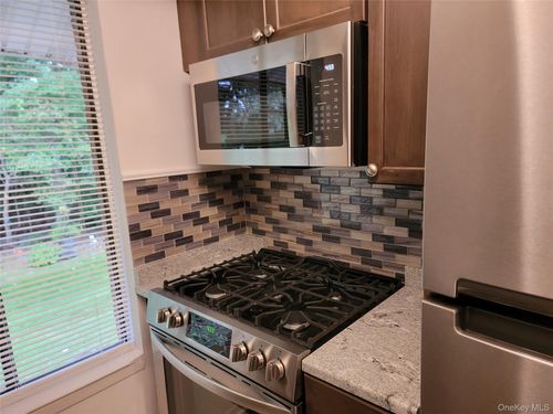 10 Houston Ct, Coram, NY, 11727-1510 | Card Image