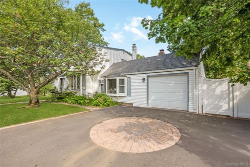 525 Beech Street, Babylon, NY, 11703 | Card Image
