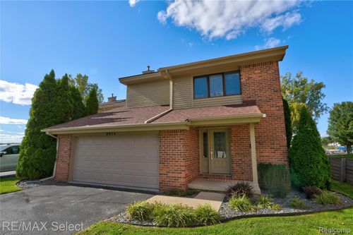 2214 Bowles St, Fenton, MI, 48430-8818 | Card Image