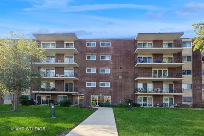 8C - 5300 Walnut Avenue, Condo with 2 bedrooms, 1 bathrooms and 2 parking in Downers Grove IL | Image 1