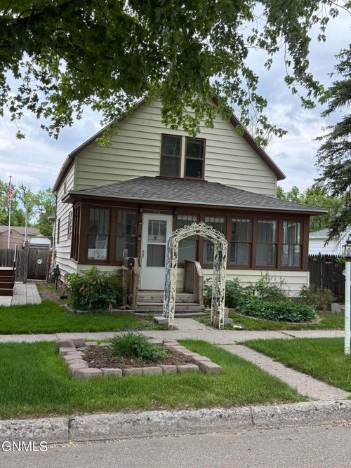 526 3rd St Sw, Jamestown, ND, 58401-4021 | Card Image