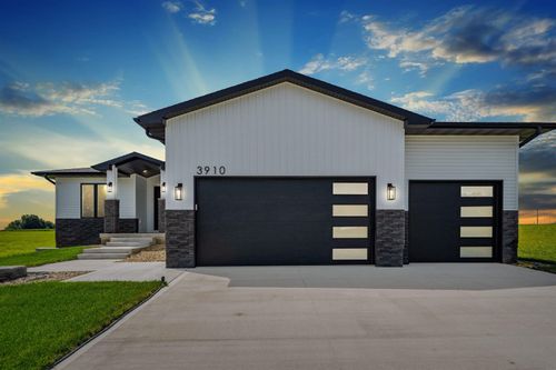 3910 Broomfield Dr, Cedar Falls, IA, 50613-9250 | Card Image