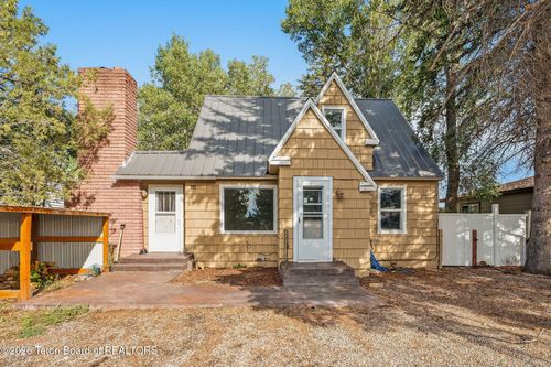 229 S Fremont Ave, Pinedale, WY, 82941-5098 | Card Image