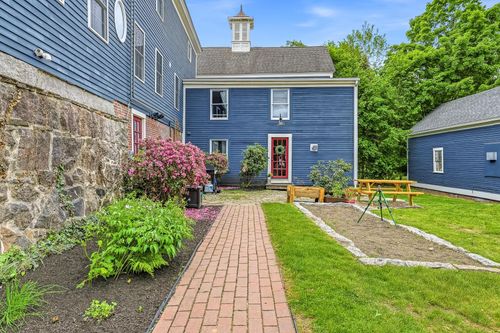 1 Old Manchester Rd, Raymond, NH, 03077-2301 | Card Image