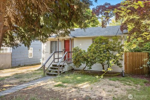 10019 Interlake Ave N, Seattle, WA, 98133-9411 | Card Image