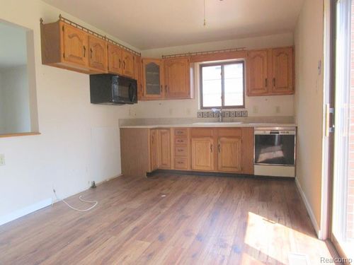 4460 Buckingham Dr, Warren, MI, 48092-3006 | Card Image