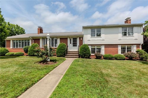 11 Macintosh Drive, Smithfield, RI, 02828 | Card Image