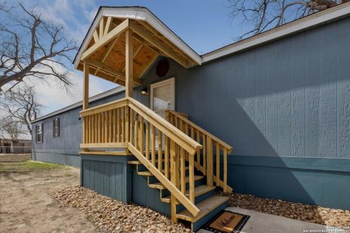 609 16th St, Hondo, TX, 78861-1911 | Card Image