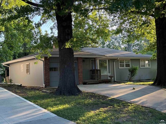 Open House - Sat., June 28, 1:30-3:00 Covid Renovation 4-bedrooms, 3-bathrooms with showers (1-tub) | Image 14