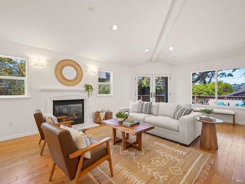 19 Cherry Hill Ln, Novato, CA, 94945-2570 | Card Image