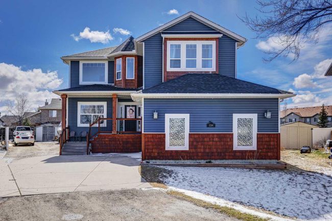 234 Canoe Square Sw, Home with 6 bedrooms, 4 bathrooms and 6 parking in Airdrie AB | Image 2
