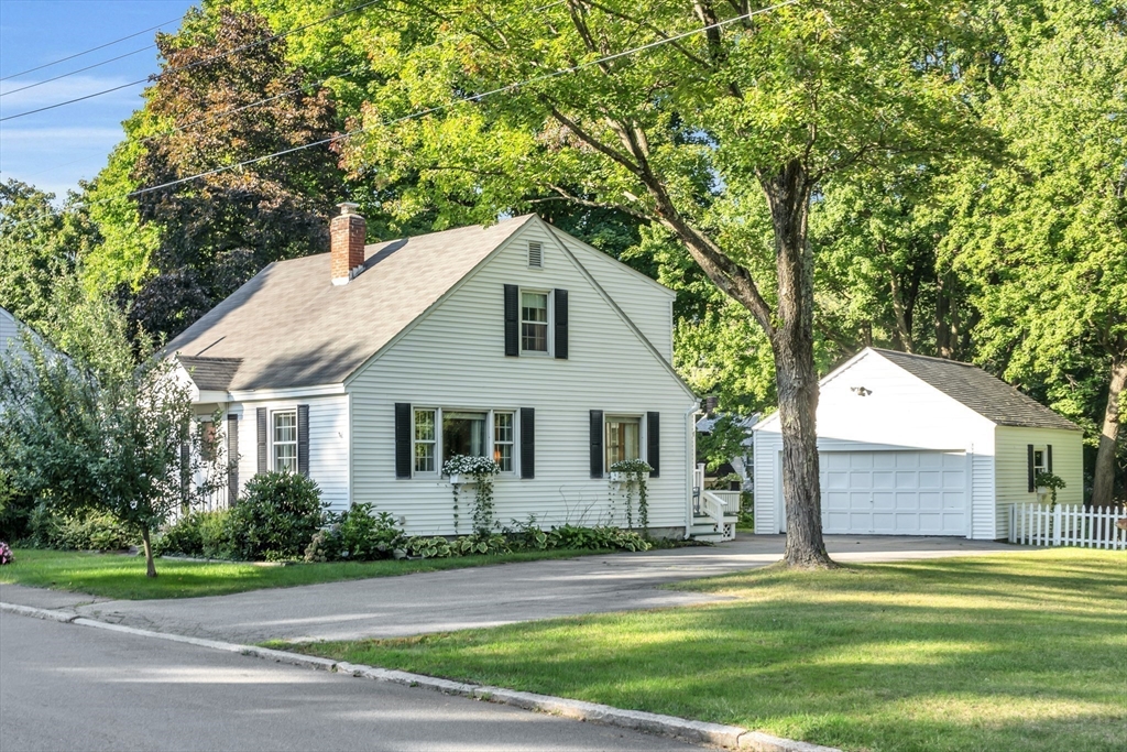 Hoyt Ave, Lowell, MA 01852