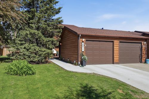 2011 Park Blvd S, Fargo, ND, 58103-4739 | Card Image