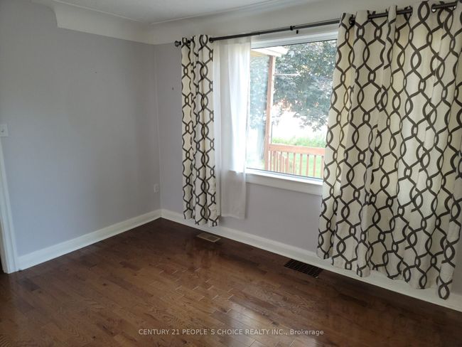 27 South Dr, House other with 3 bedrooms, 2 bathrooms and 5 parking in Dundas ON | Image 5