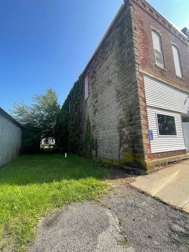 103 W Main St, Home with 0 bedrooms, 2 bathrooms and 2 parking in Larwill IN | Image 5