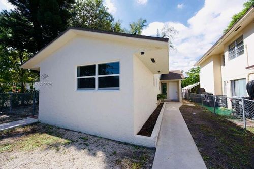 2-11316 Peachtree Dr, Miami, FL, 33161-6854 | Card Image