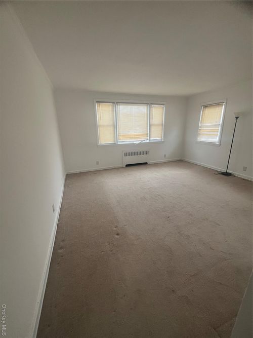 316 N Corona Ave, Valley Stream, NY, 11580-3404 | Card Image