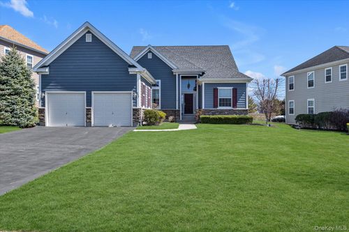 390 Stonecrop Rd, Riverhead, NY, 11901-1219 | Card Image