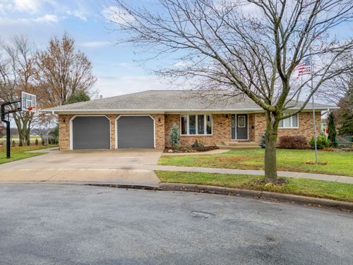 106 Willow Cir Sw, Waverly, IA, 50677-2063 | Card Image