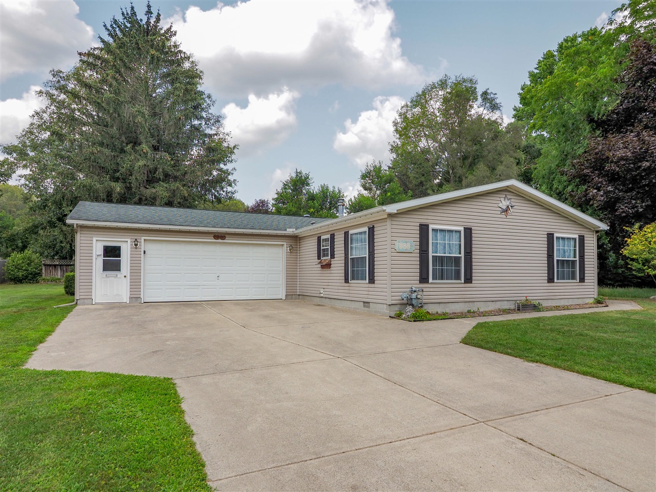 Richards Dr, Allegan, MI 49010