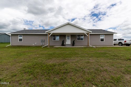 5476 Mathew Ave, Williston, ND, 58801-8503 | Card Image