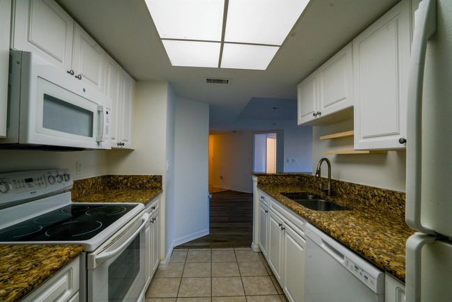 APT-902 - 900 Crestwood Ct S, Condo with 3 bedrooms, 2 bathrooms and null parking in Royal Palm Beach FL | Image 4